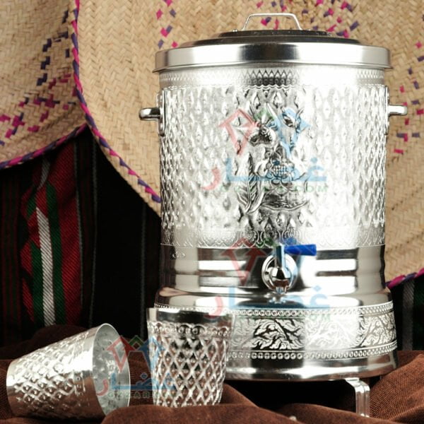 موزع مياه معدن مع الكاسات