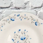 جمال-الزخارف-النباتية-على-صحن- سيراميك